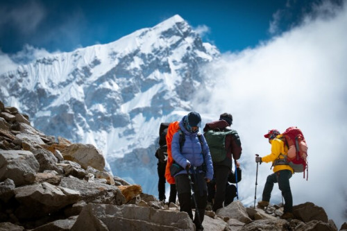Trekkers-crossing-Khumbu-Glacier-en-route-to-Everest-Base-Camp