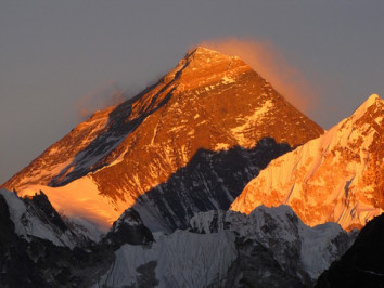 mount everest where is located ?